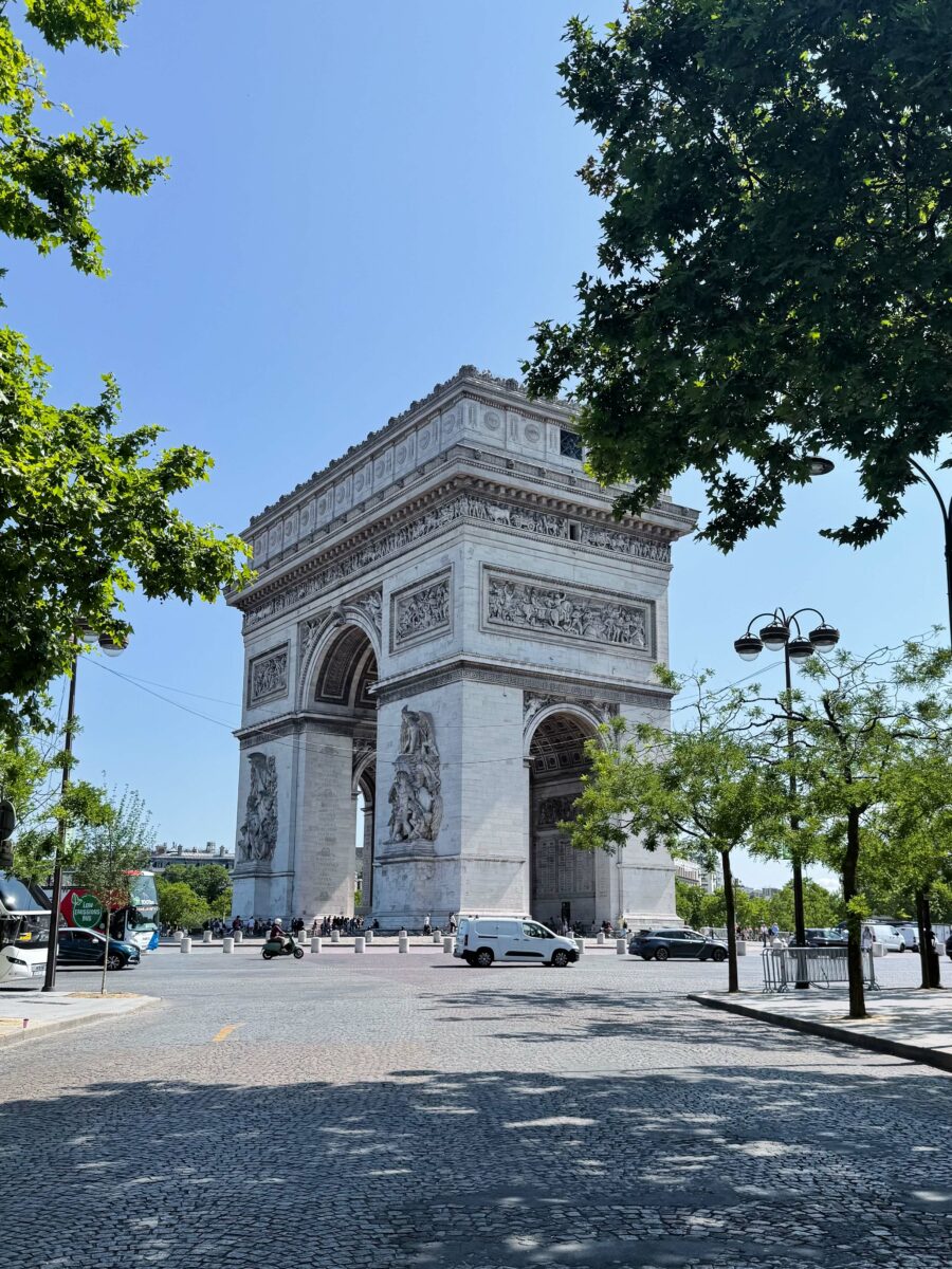 Après la Tour Eiffel, traversez la Seine à pied pour rejoindre le Trocadéro. Vous aurez…