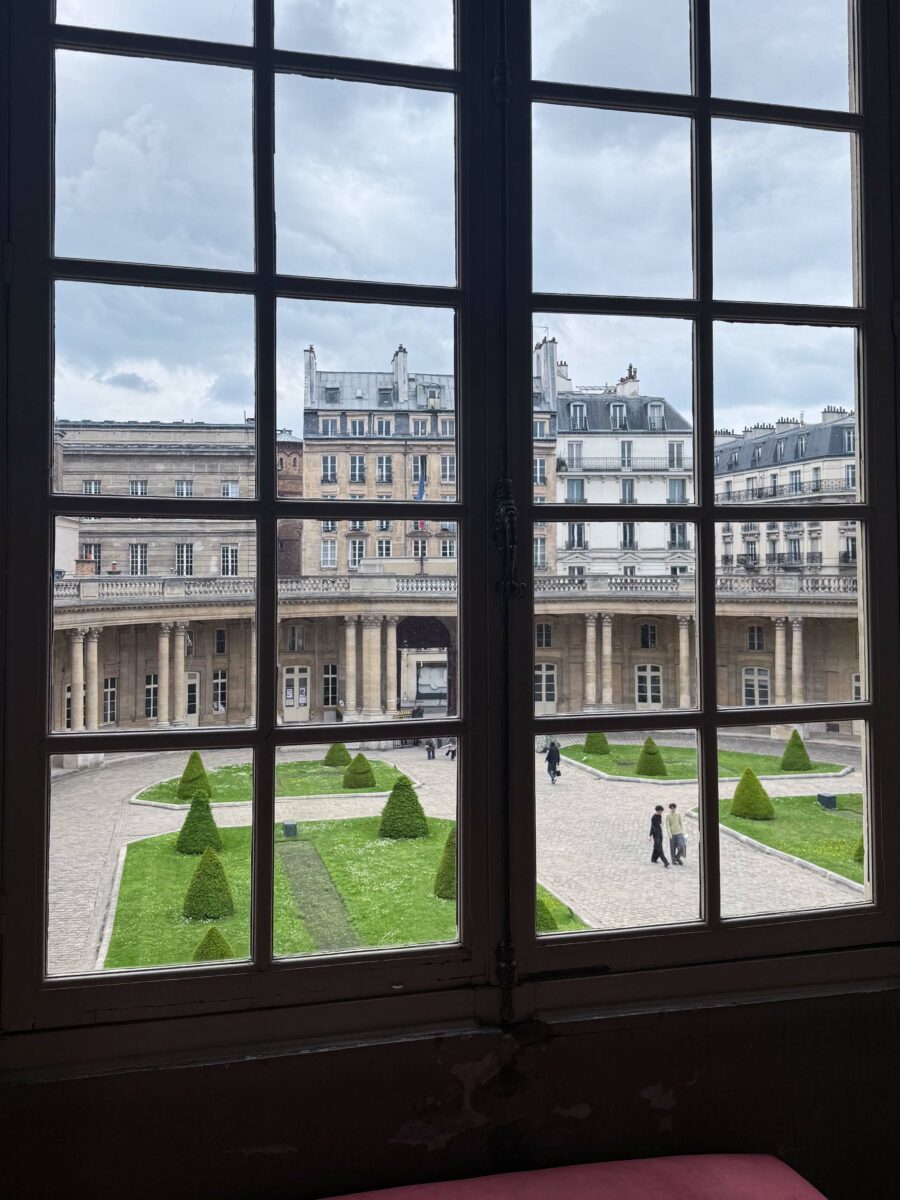 Continuez vers la place des Vosges, l’une des plus belles places de Paris, puis…