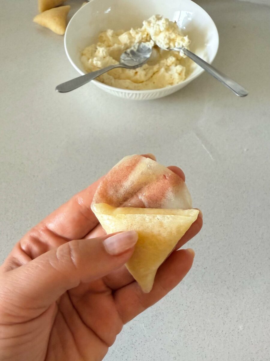 Mettez une cuillère à café de farce au fromage dans une extrémité et pliez pour obtenir…