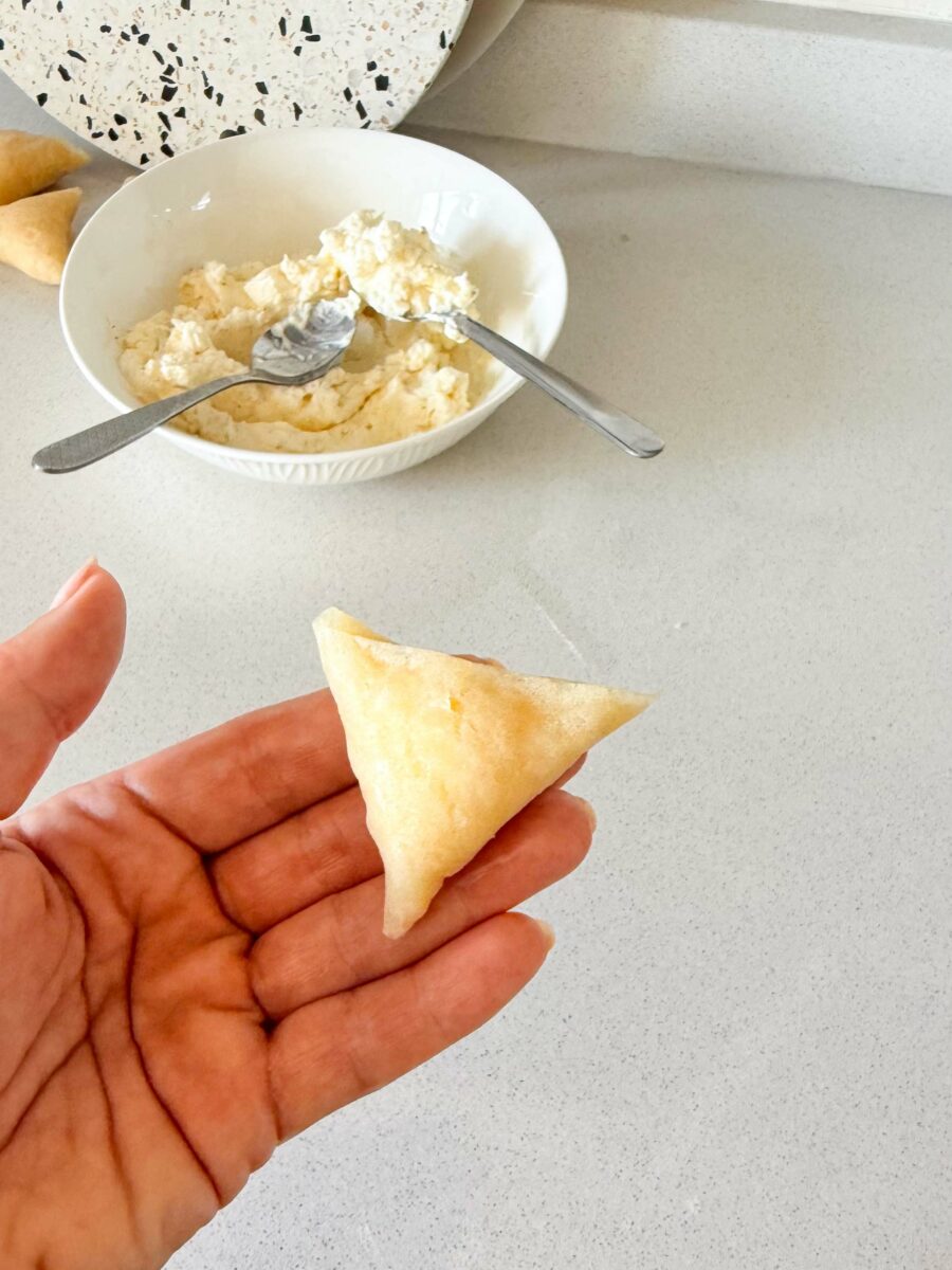 Badigeonnez le bout de blanc d’oeuf (pour coller).