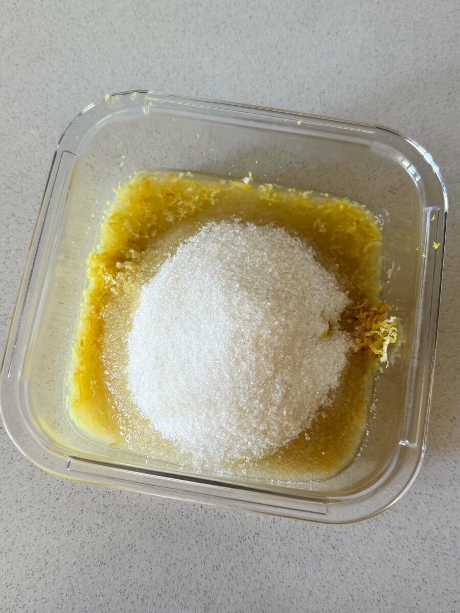 Dans un saladier, mélangez les zestes, le jus de citron et le sucre.