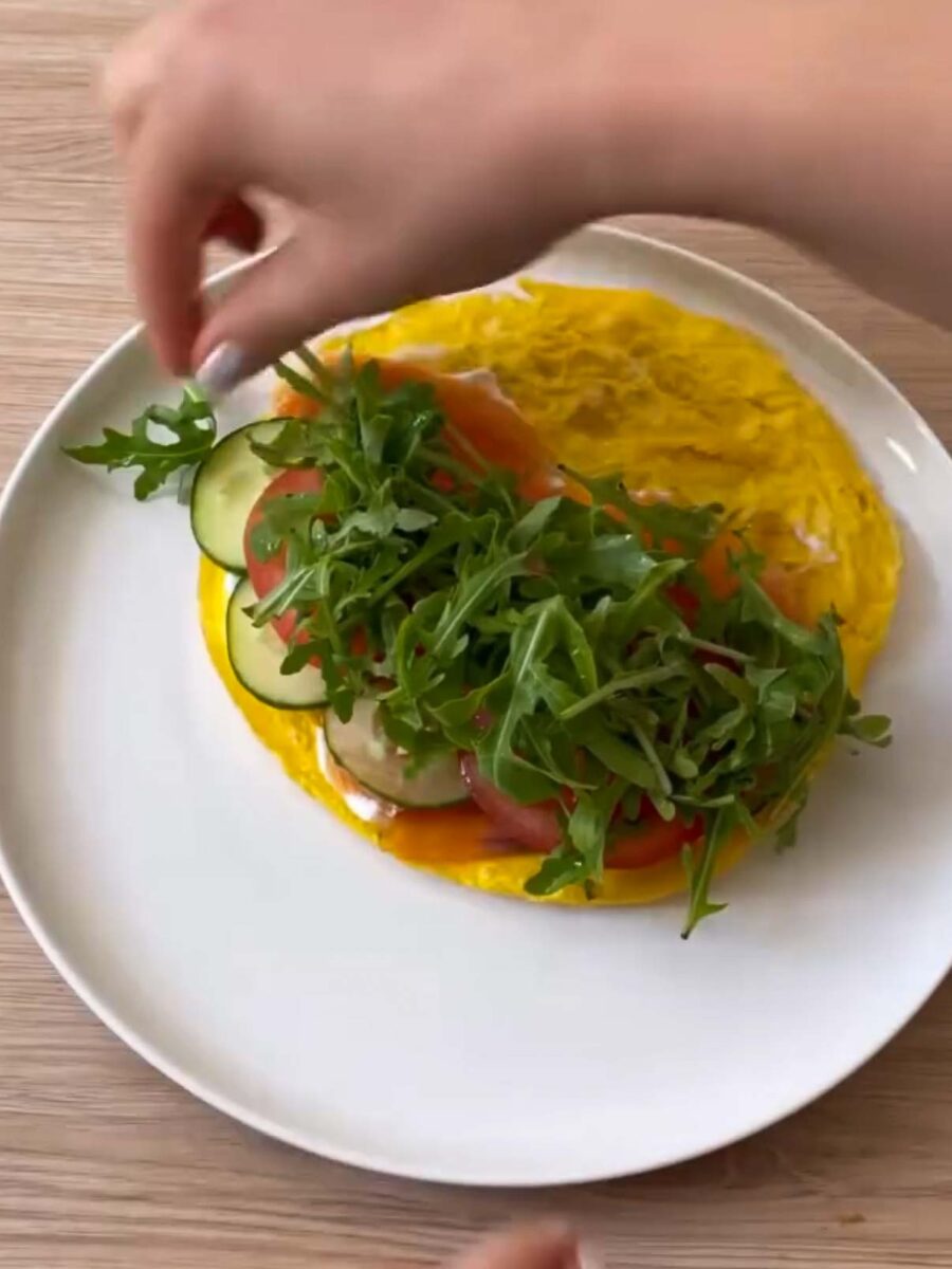 Ajoutez les rondelles de tomate et de concombre.