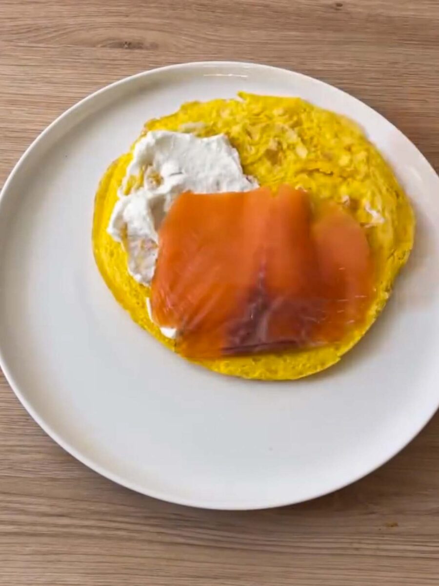 Débarrassez dans votre assiette.Etalez par dessus le fromage à tartiner.