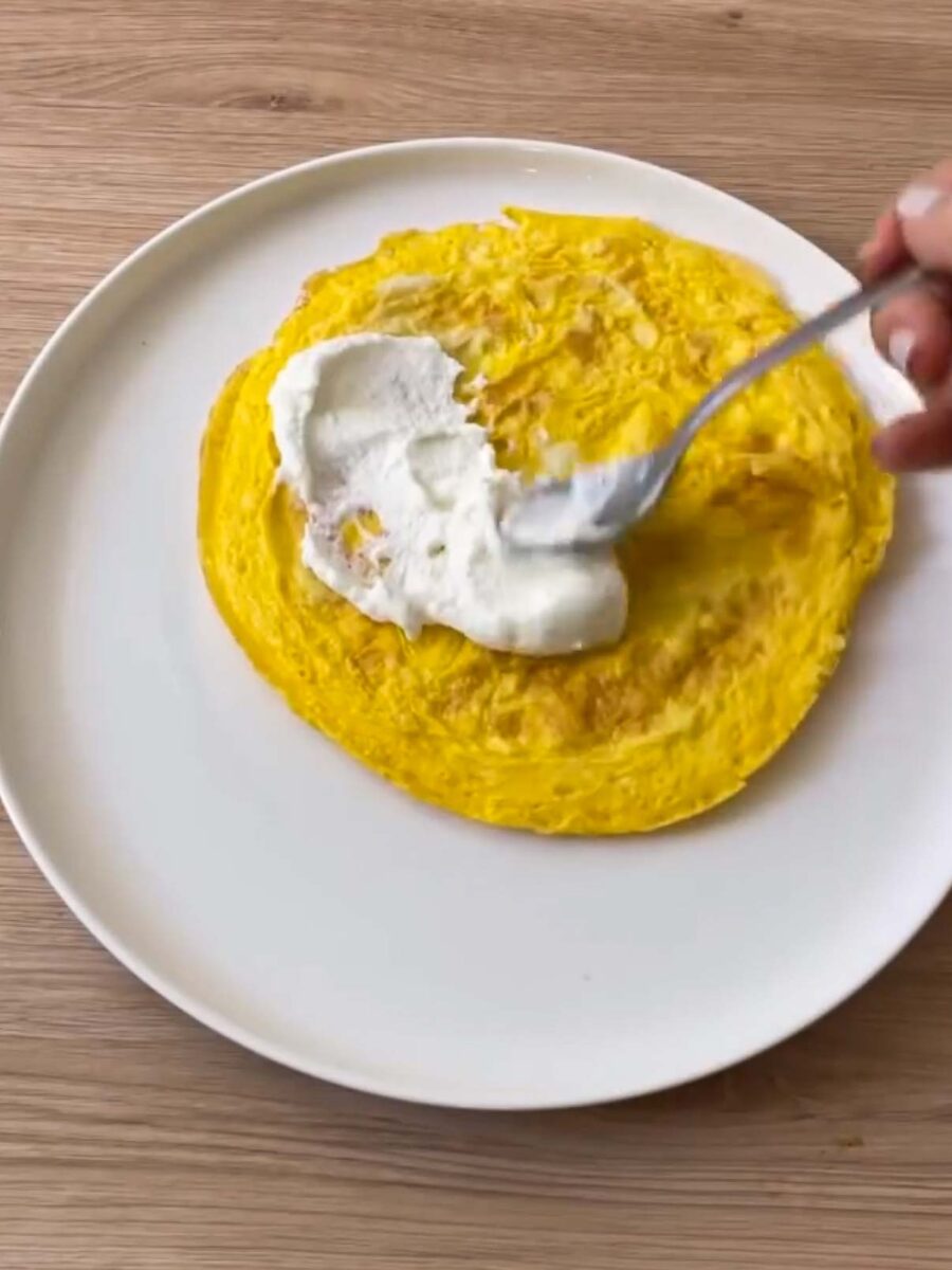 Faites cuire à feu moyen jusqu’à ce que l’omelette soit prise, puis retournez-la.