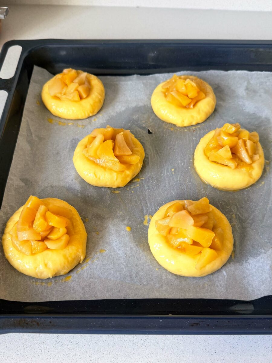 Badigeonnez-les du jaune d&rsquo;oeuf pour la dorure puis garnissez-les de pommes confites.