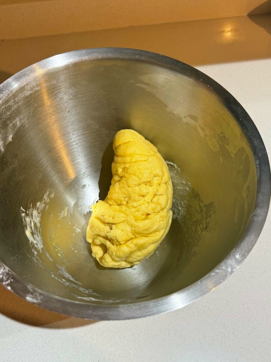 Versez par dessus le m&eacute;lange lait/levure et m&eacute;langez jusqu&rsquo;&agrave; obtenir une p&acirc;te homog&egrave;ne.