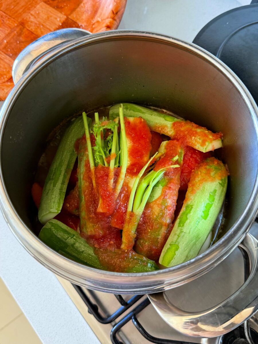 Lorsque la viande est cuite, ajoutez les l&eacute;gumes par dessus en commen&ccedil;ant par ceux qui&hellip;