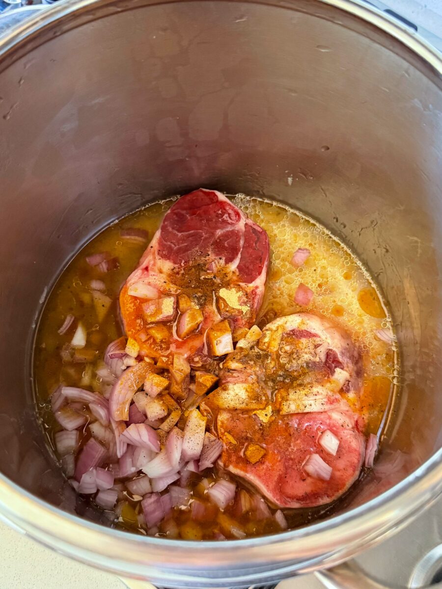 Dans le bas du couscoussier (ou une cocotte minute), versez un filet d&rsquo;huile d&rsquo;olive et&hellip;