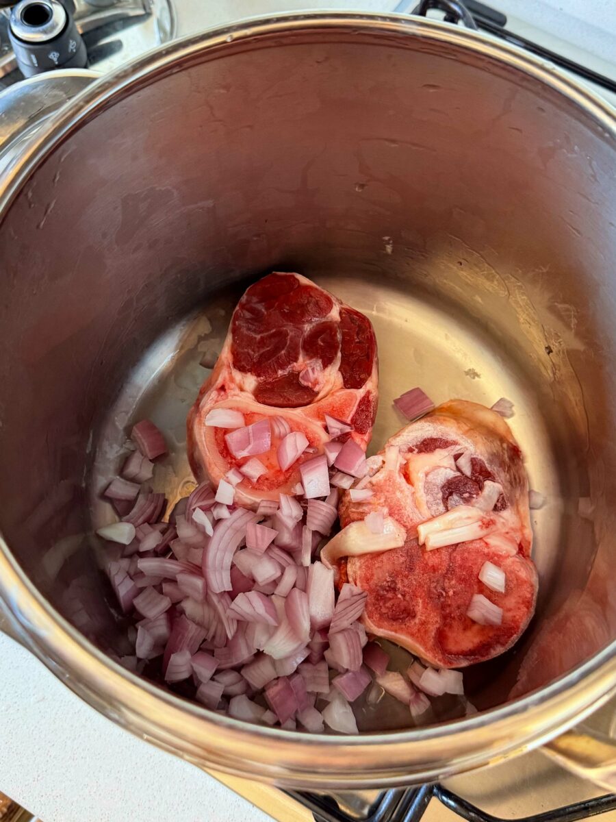 Comment pr&eacute;parer la sauce du couscous marocain &agrave; la viande et aux l&eacute;gumes ?