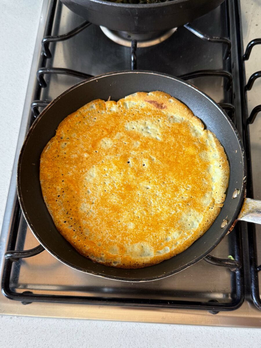 Mettez une noisette de beurre dans la poêle et versez une louche de pâte.