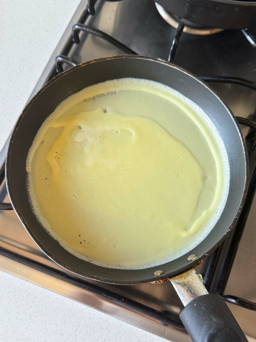 Juste avant la cuisson, ajoutez le verre de lait et mélangez.