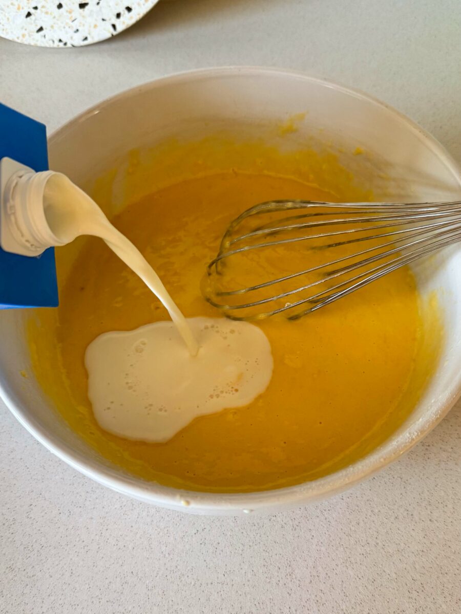 Ajoutez les oeufs, le sucre et le sel. Délayez au fouet en ajoutant le lait petit à petit.