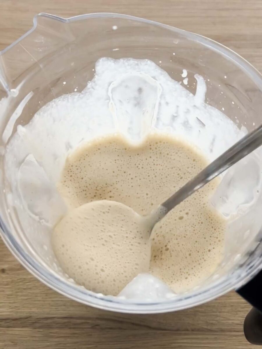 Dans un blender, versez tous les ingrédients en commençant par les liquides et mixez.