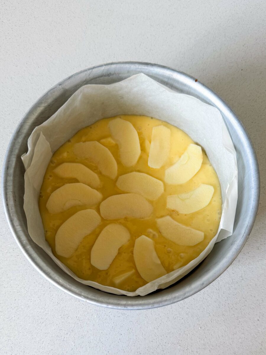 Pelez vos pommes, coupez-en une en petits morceaux que vous ajoutez dans la pâte puis…