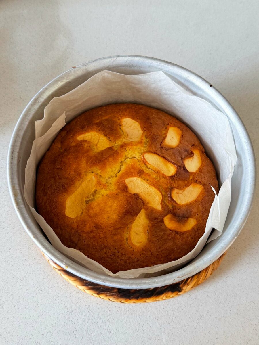 Versez la pâte dans un moule à gâteau.Coupez la deuxième pomme en lamelles fines et…