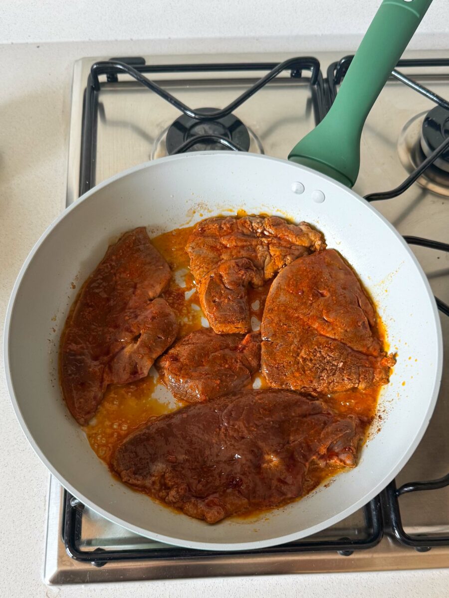 Faites chauffer une poêle à feu vif avec un filet d’huile de tournesol. Faites cuire les…