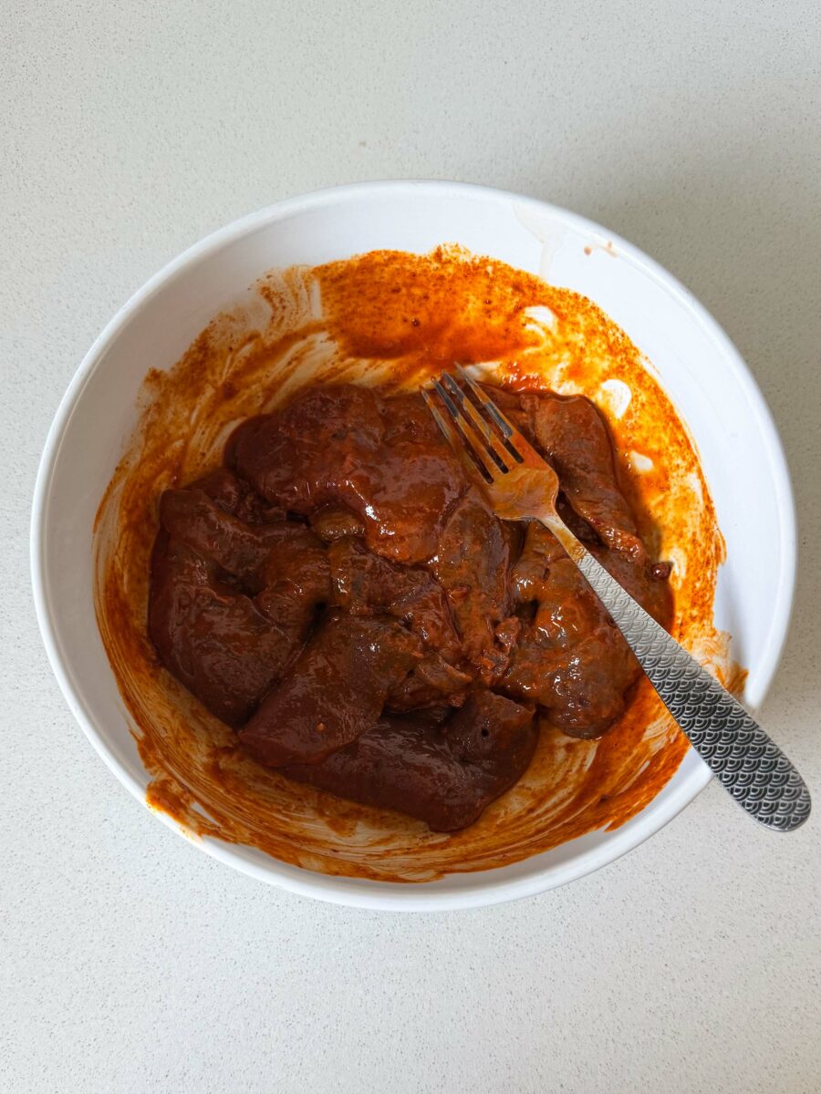 Ajoutez le foie de veau coupé en steaks et mélangez bien pour l’enrober de marinade…