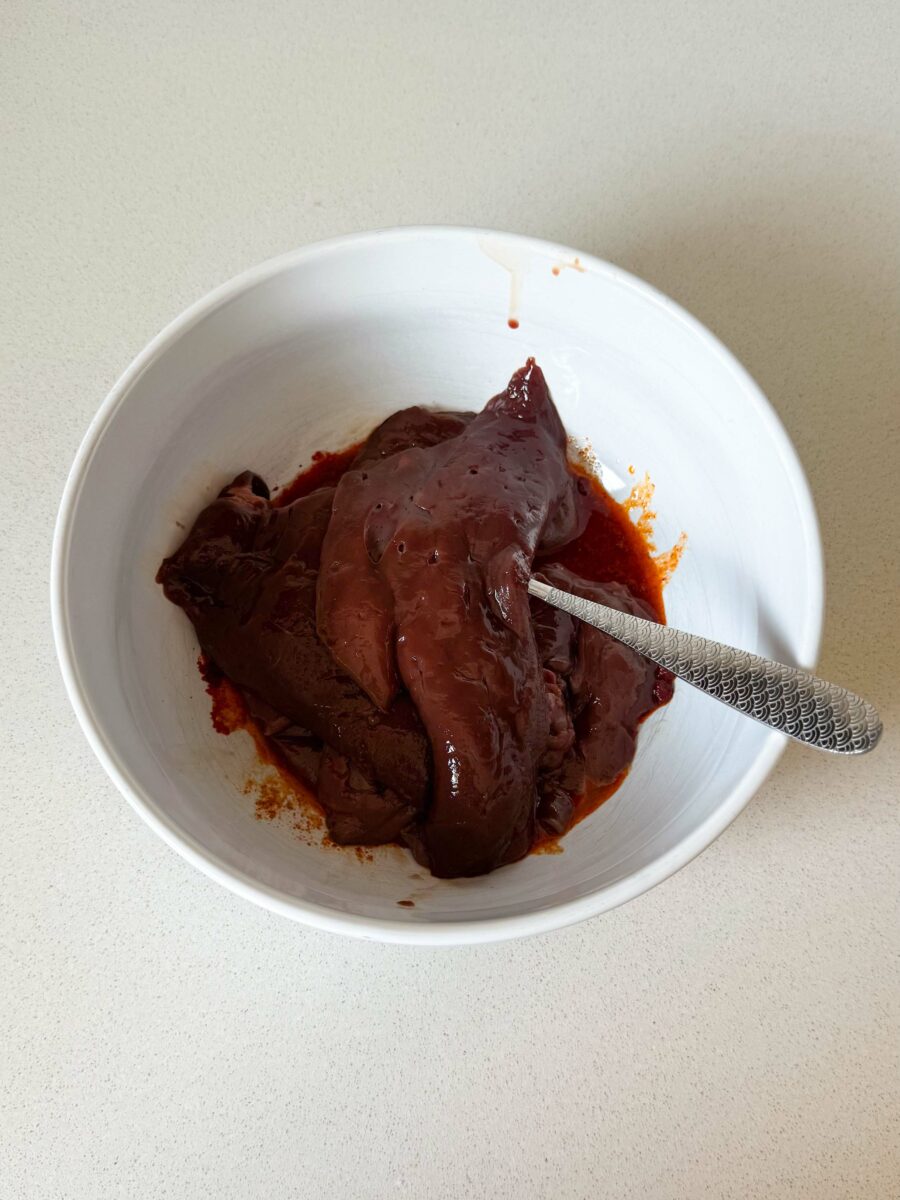 Dans un bol, mélangez le cumin, le paprika, le sel, l’huile d’olive et le jus de citron.