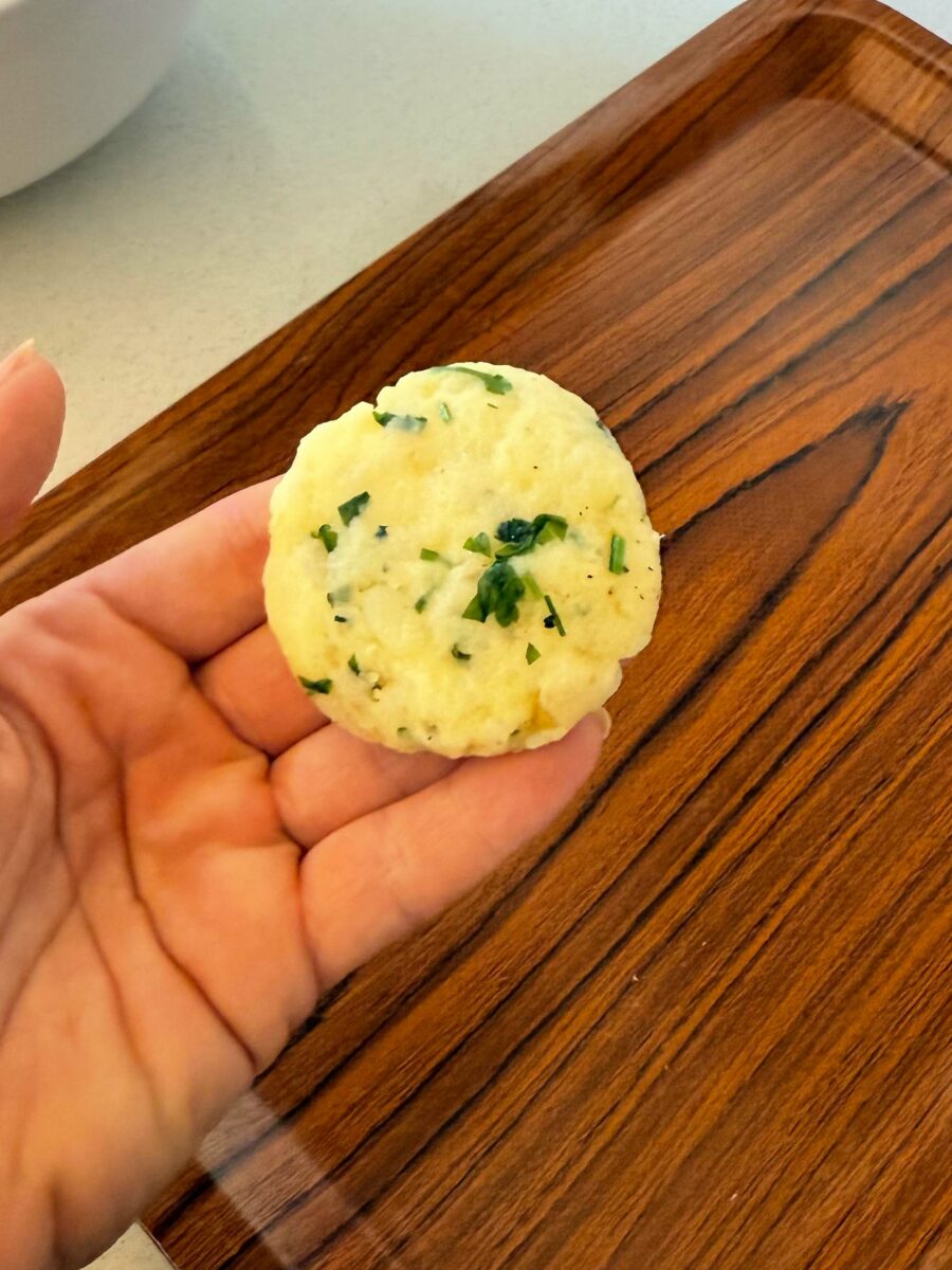 Formez des petites galettes avec la préparation. Réservez-les au réfrigérateur quelques…