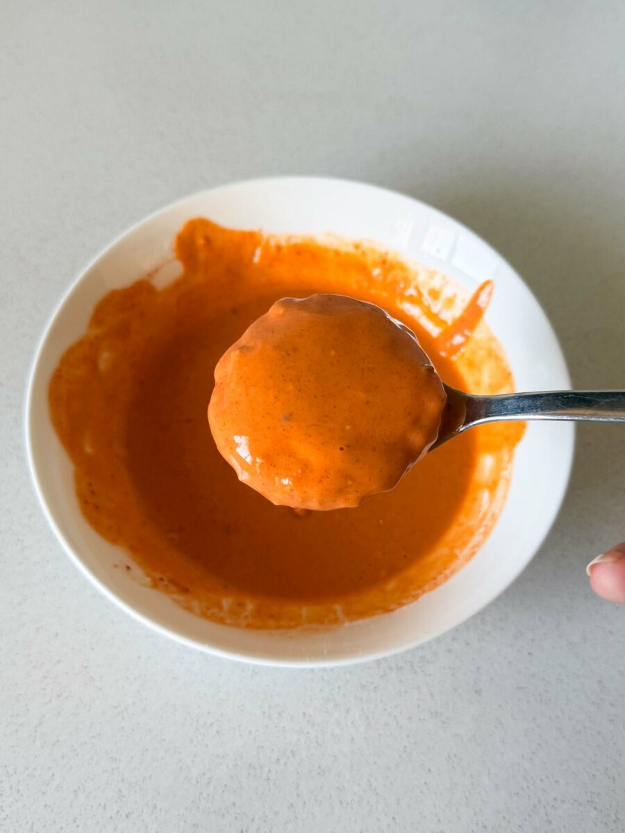 Trempez chaque maakouda dans cette pâte afin de bien l’enrober.