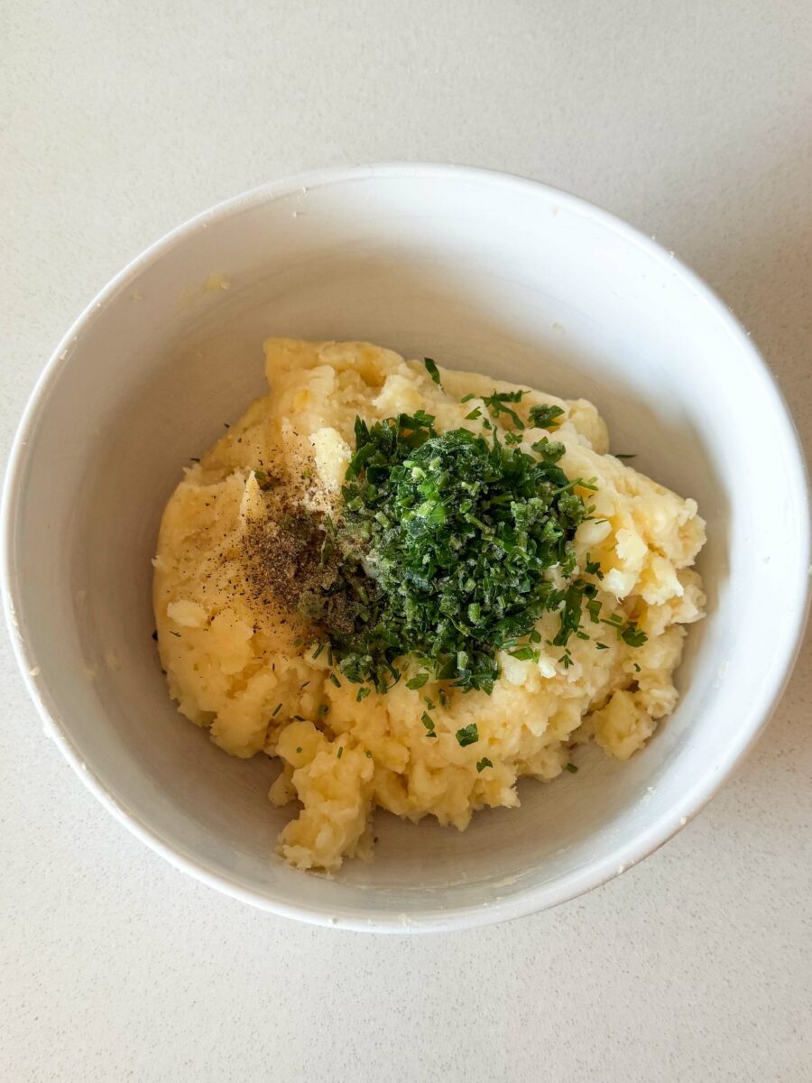 Épluchez les pommes de terre, coupez-les en morceaux et faites-les cuire dans une…