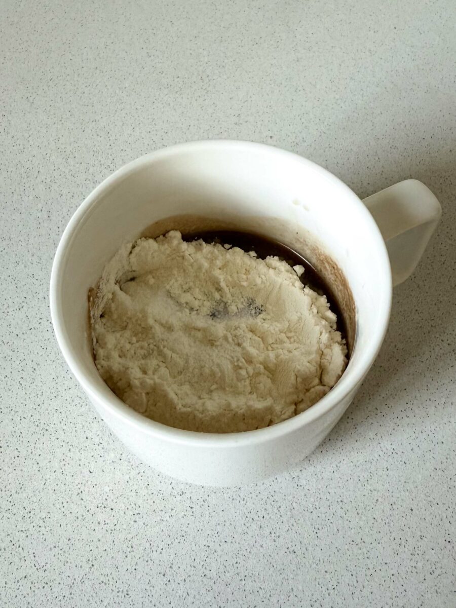 Mettez le chocolat et le beurre dans une tasse et faites-les fondre ou au micro-ondes&hellip;