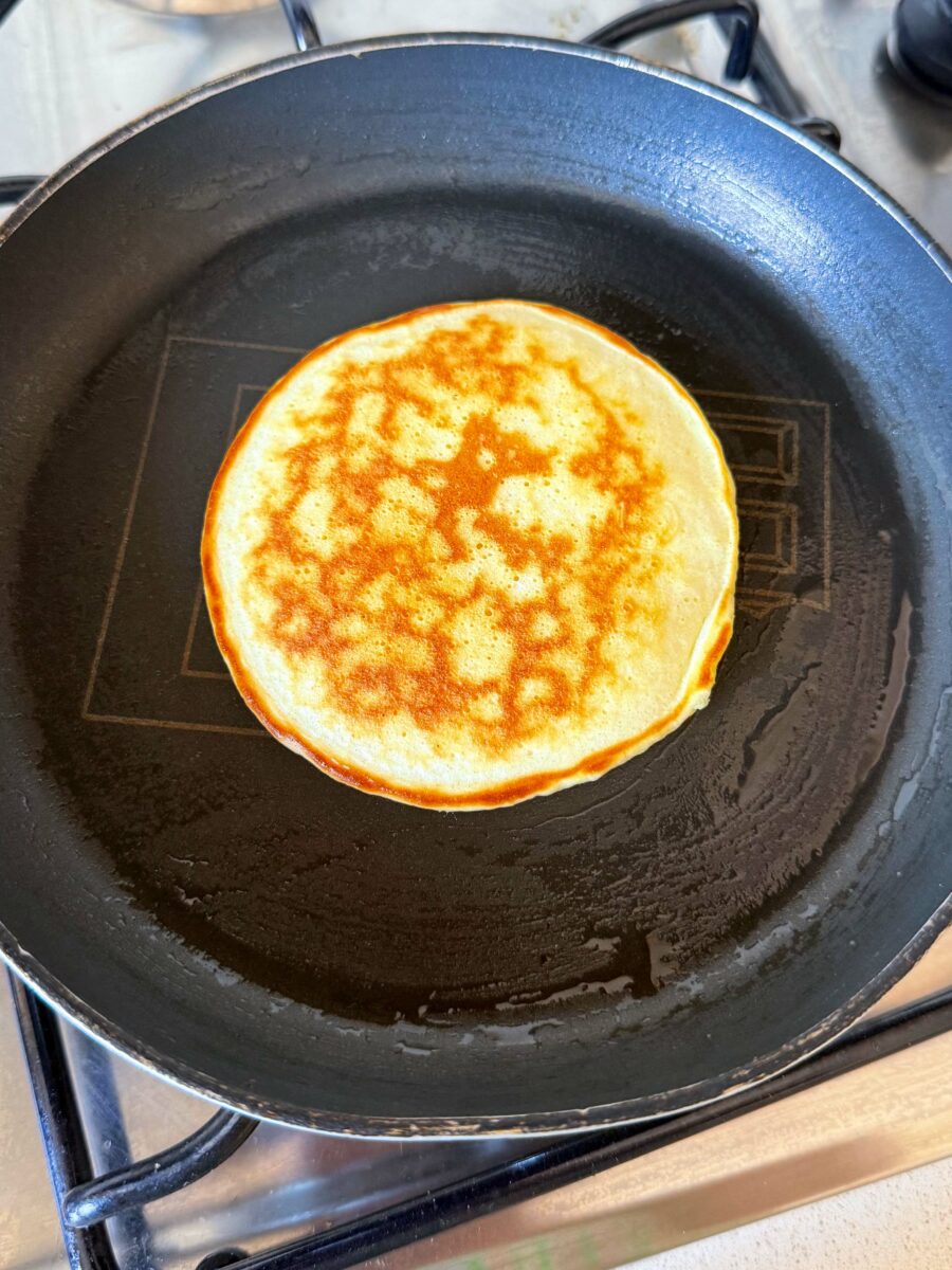 Quand apparaissent les premi&egrave;res bulles, retournez le pancake et faites-le cuire de&hellip;
