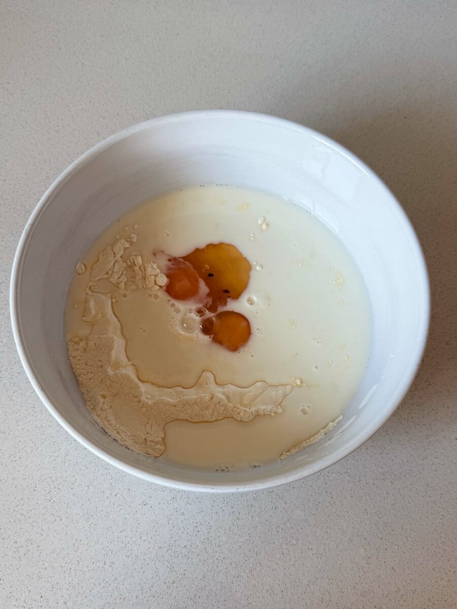 Incorporez les &oelig;ufs entiers et le lait.