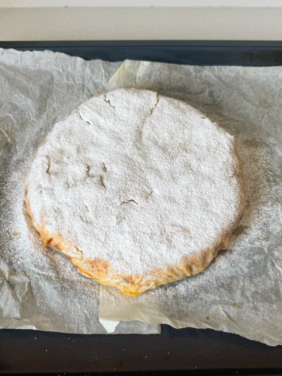 Une fois qu’elle est dorée vous pouvez passer à la déco.Saupoudrez par dessus du sucre…