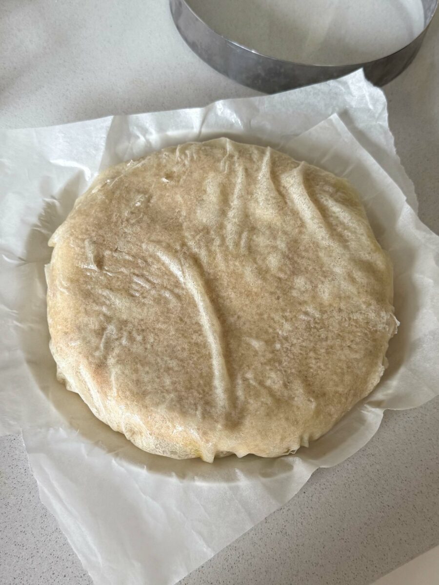 Puis, retournez la pastilla au poulet sur du papier sulfurisé.Là, vous pouvez la congeler…
