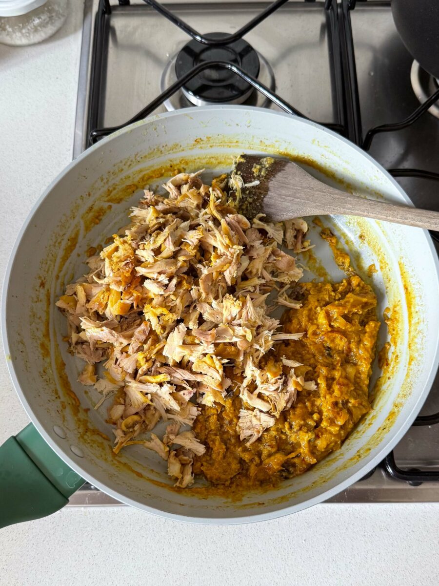Vous pouvez laissez le poulet d’un coté et les oeufs de l’autre pour faire plusieurs mais…