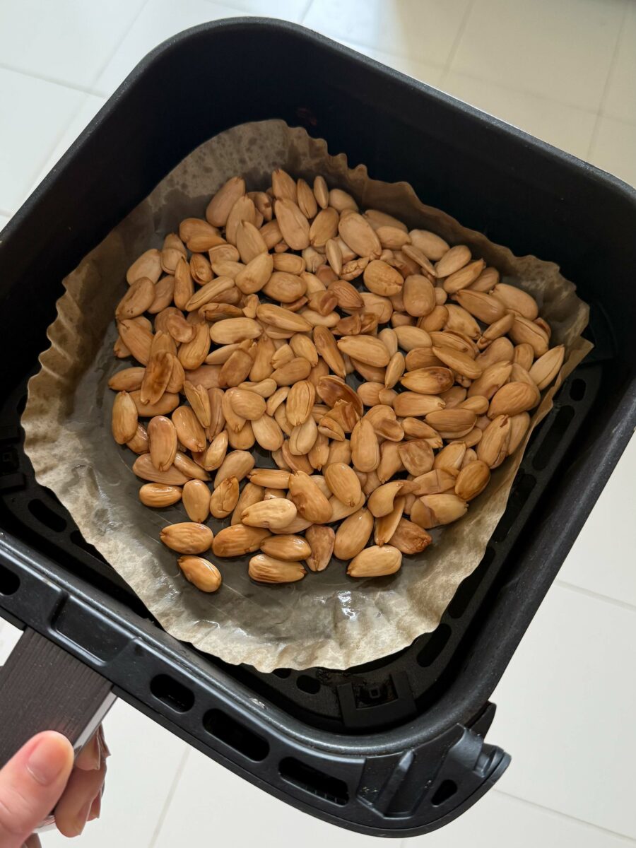 Passons à la farce aux amandes.Mélangez-les à l’huile de tournesol et faites-les dorer au…
