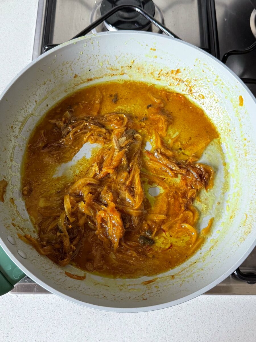 Retirez le poulet et émiettez-le.Ajoutez les oeufs dans la sauce restante et mélangez…