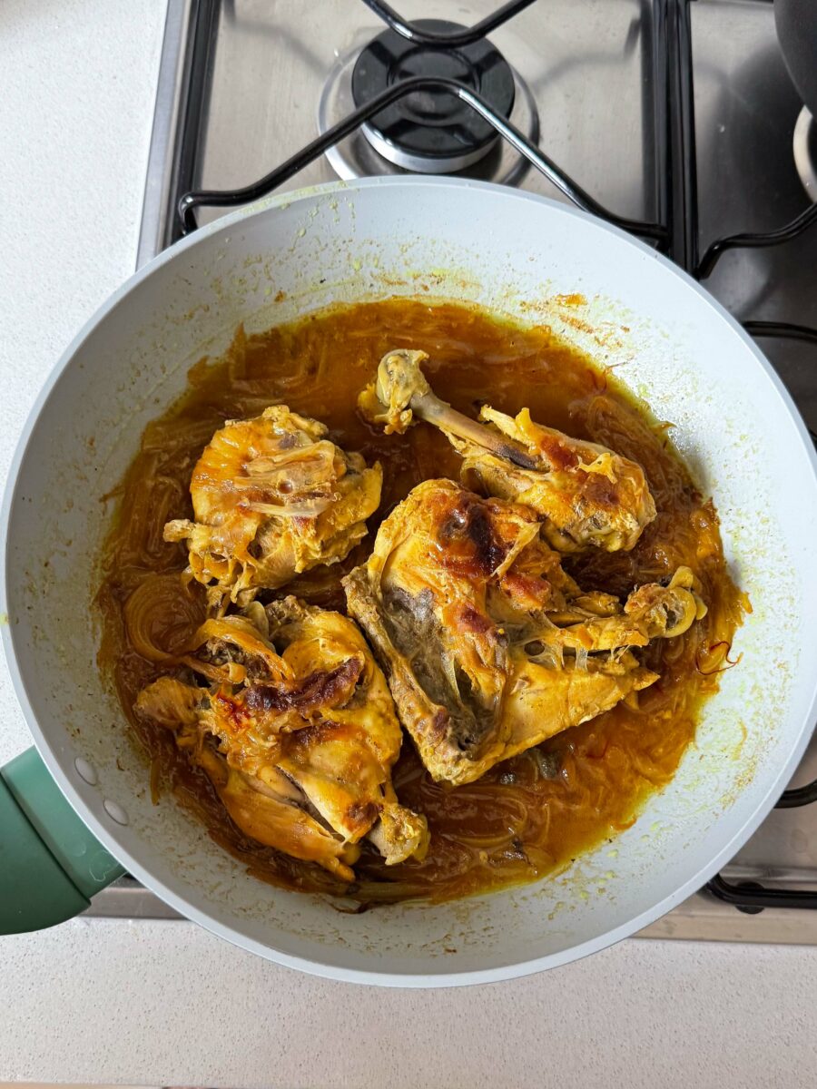 Emincez-les oignons puis mettez les dans un faitout.Ajoutez le poulet mariné, le safran…