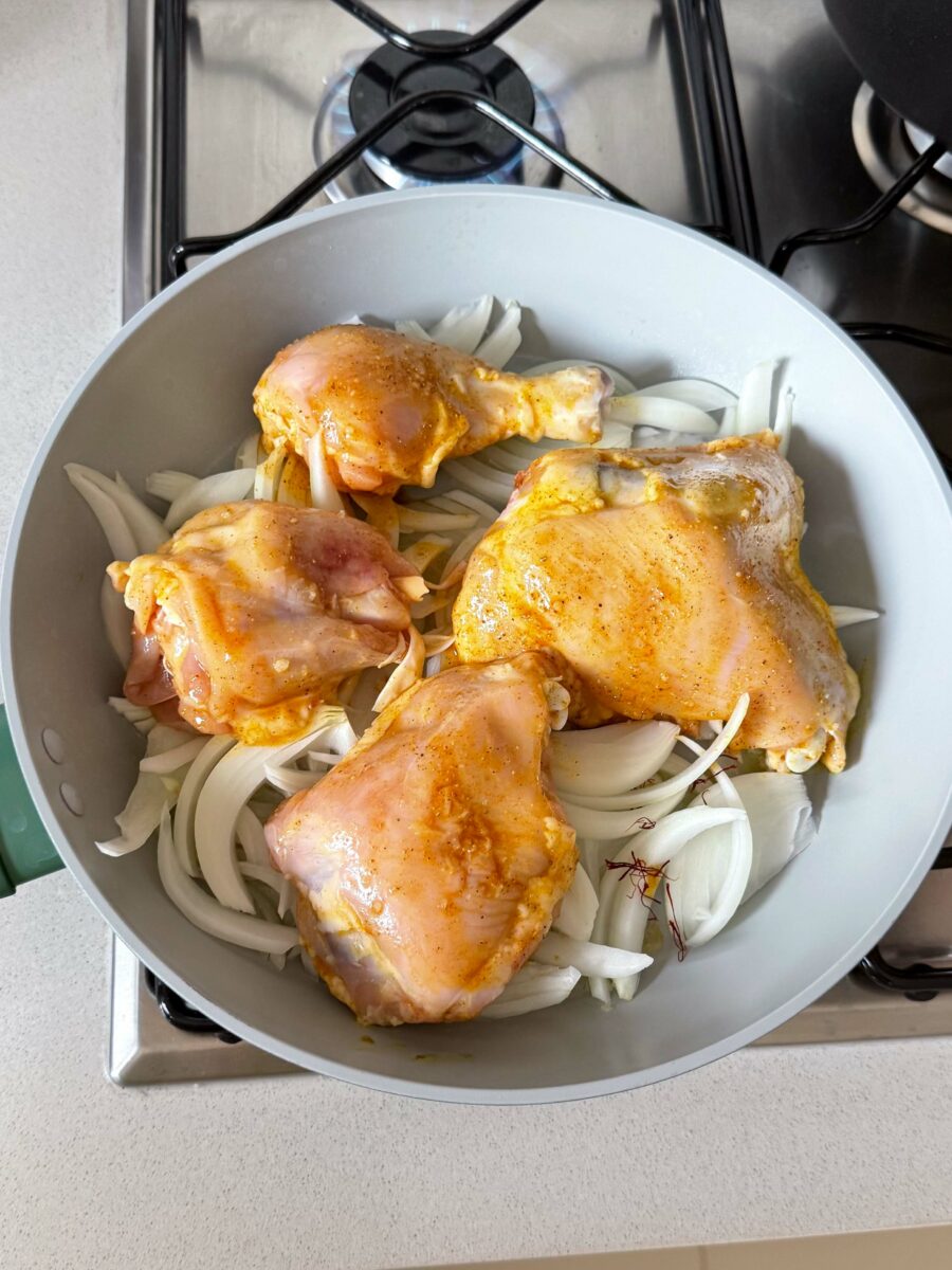 Commencez par préparer la marinade du poulet.Dans un saladier, versez l’huile d’olive…