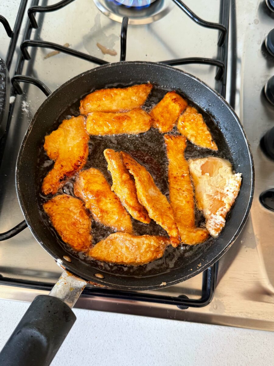 Plongez les morceaux de poulet dans l&rsquo;huile chaude, sans trop remplir la casserole, et&hellip;