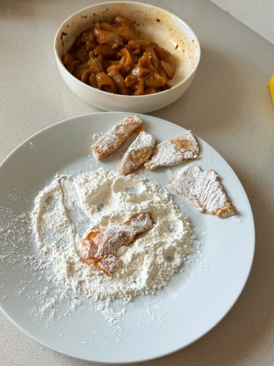Egouttez l&eacute;g&egrave;rement les morceaux de poulet puis enrobez-les g&eacute;n&eacute;reusement de f&eacute;cule.