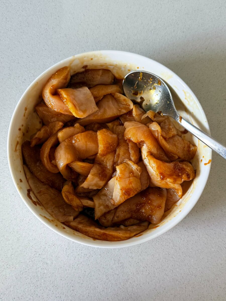 Ajoutez les morceaux de poulet et m&eacute;langez bien afin qu&rsquo;ils soient enti&egrave;rement enrob&eacute;s de&hellip;