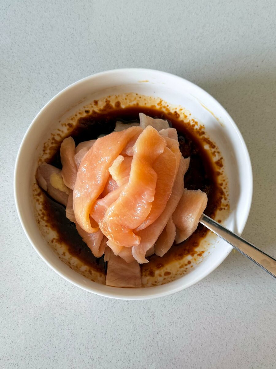 Dans un saladier, m&eacute;langez la sauce soja, le vinaigre de riz et le miel. Ajoutez l&rsquo;ail et&hellip;