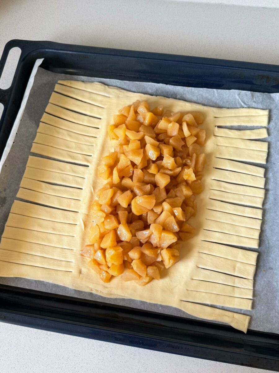 Déroulez la pâte feuilletée pour avoir un rectangle.Répartissez la garniture aux pommes…