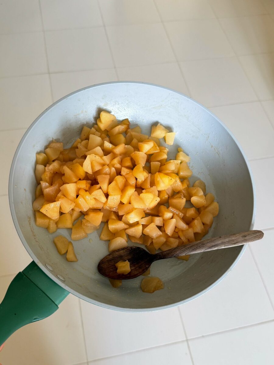 Pelez les pommes, évidez-les, coupez-les en cubes et mettez-les dans une grande…
