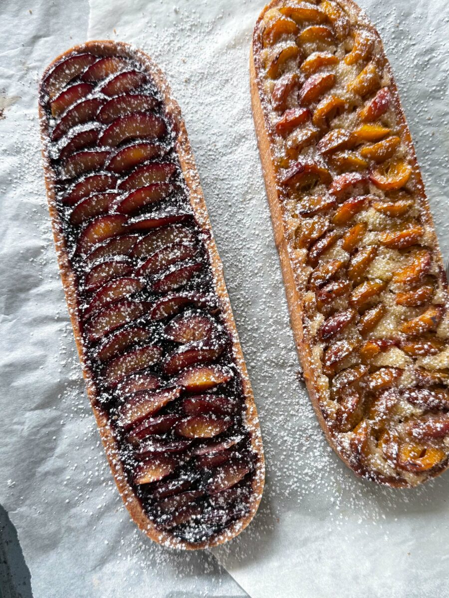Laissez refroidir chaque tarte aux prunes avant de d&eacute;mouler, saupoudrez de sucre glace et&hellip;