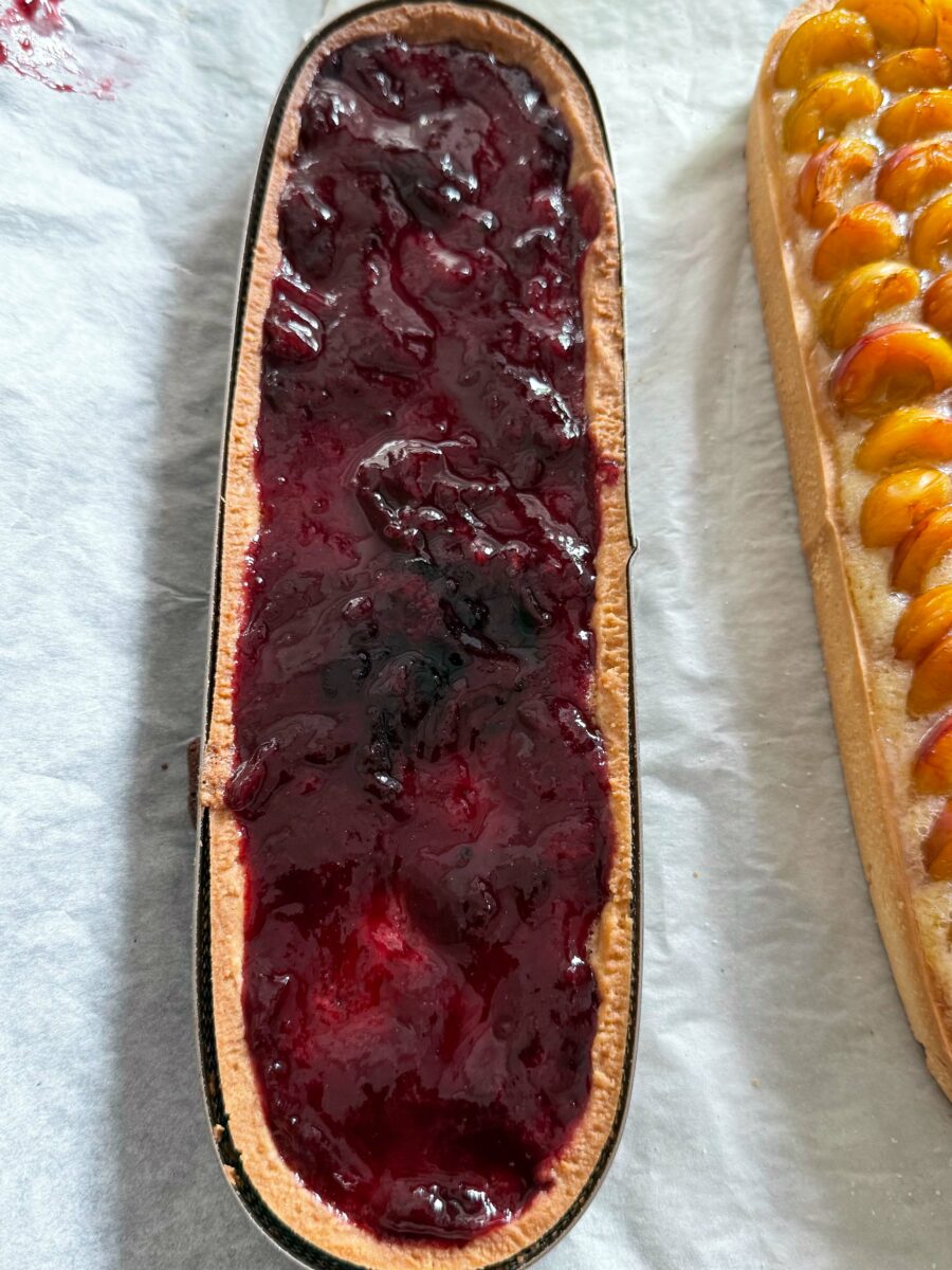 &Eacute;talez une fine couche de confiture de quetsches maison sur la cr&egrave;me d&rsquo;amande.