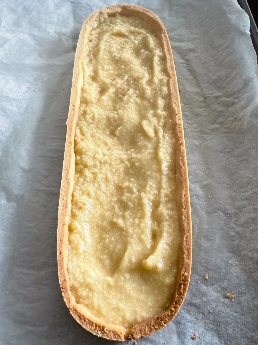 Pour la cr&egrave;me d&rsquo;amandes, m&eacute;langez le beurre tr&egrave;s mou (mais pas fondu) avec le sucre&hellip;