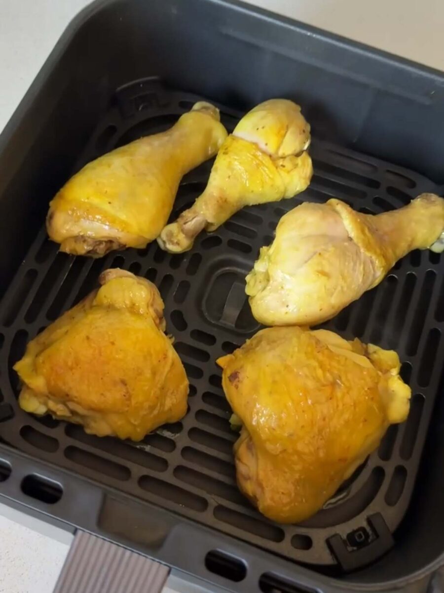 Retirez ensuite le poulet et faites le dorer au four ou à l’airfryer.