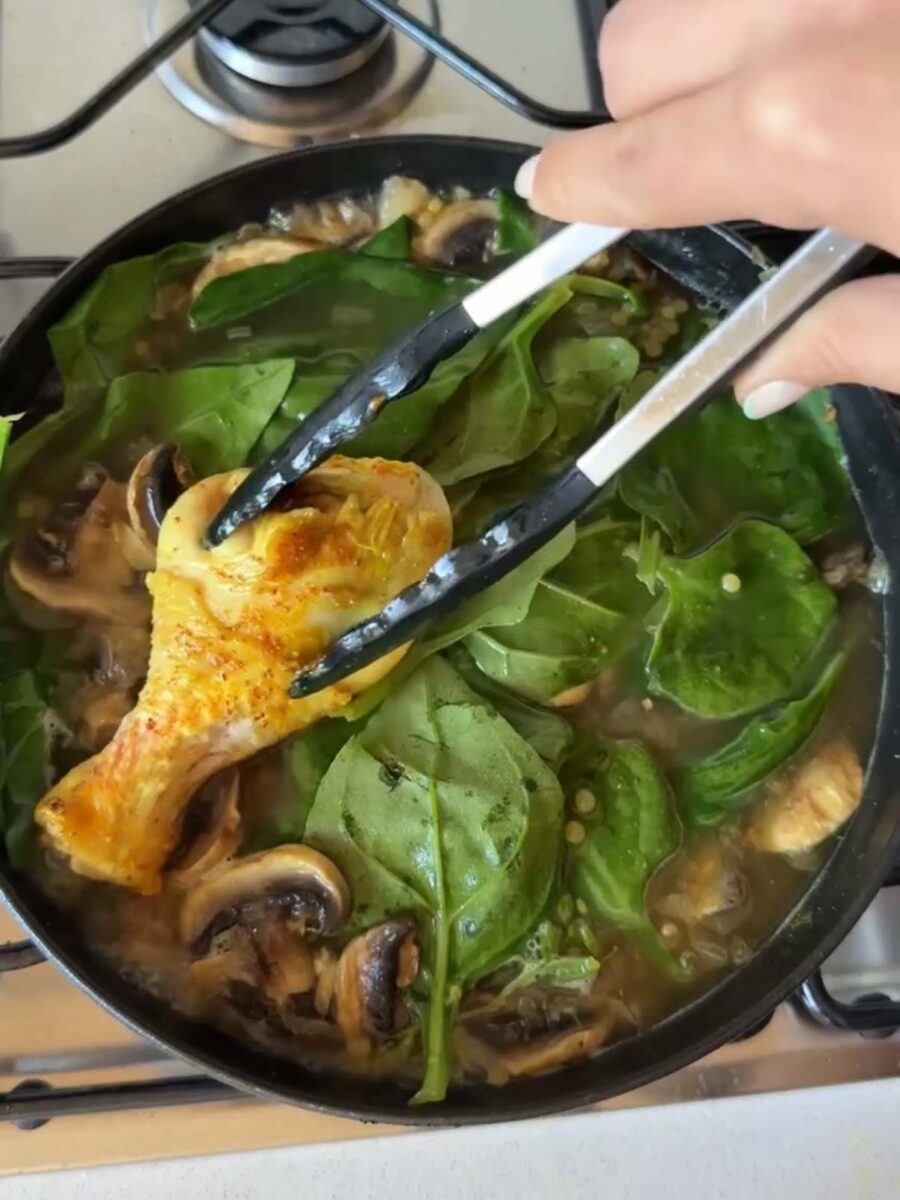 Remettez le poulet par dessus, couvrez et laissez cuire pendant 15 minutes.