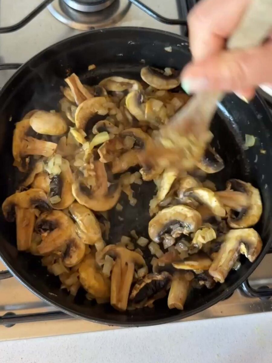 Ajoutez ensuite les champignons hachés et faites revenir 2-3 minutes.