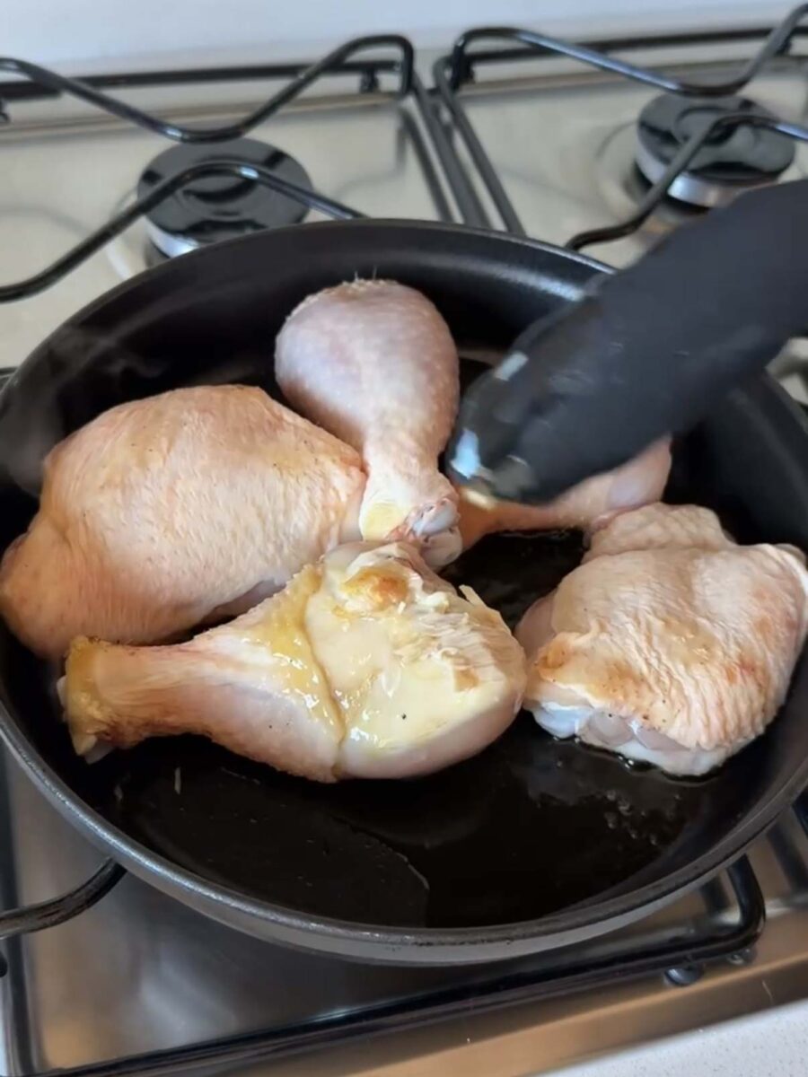 Faites dorer les morceaux de poulet avec les épices dans une poêle avec un filet d’huile…