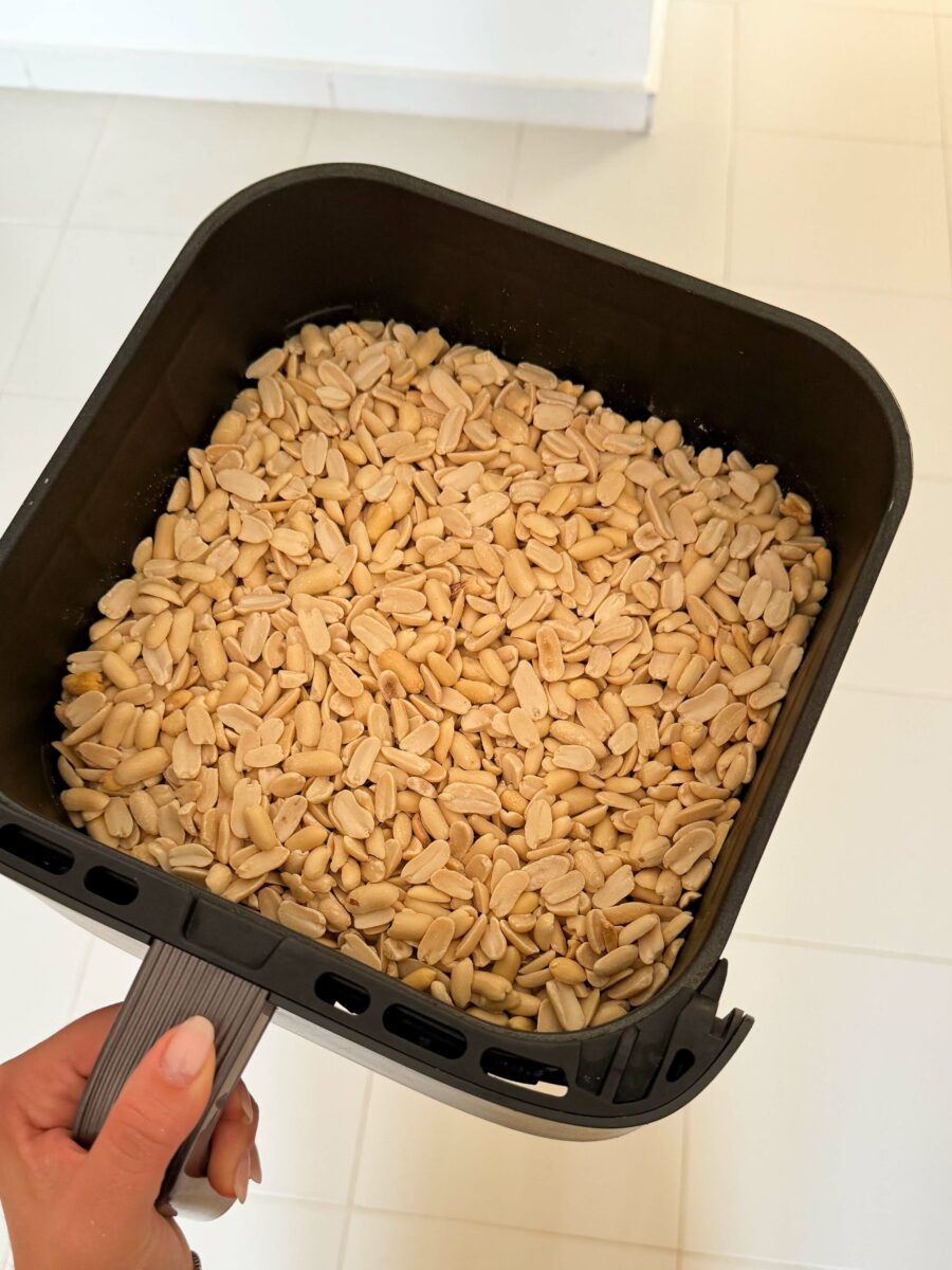 Pour réaliser cette recette, j’ai utilisé des cacahuètes crues.Faites-les torréfier…