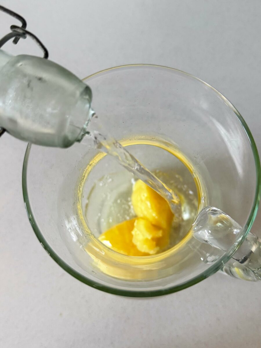 Pour préparer une citronnade, il suffit de prélever la quantité nécessaire de concentré…